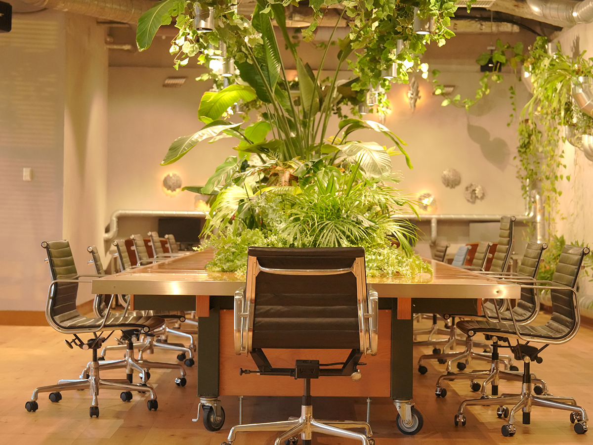 コワーキングエリア　中央テーブル