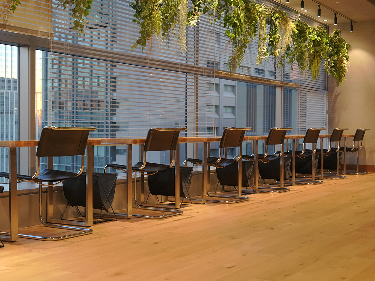 コワーキングエリア　景色が見れるデスク